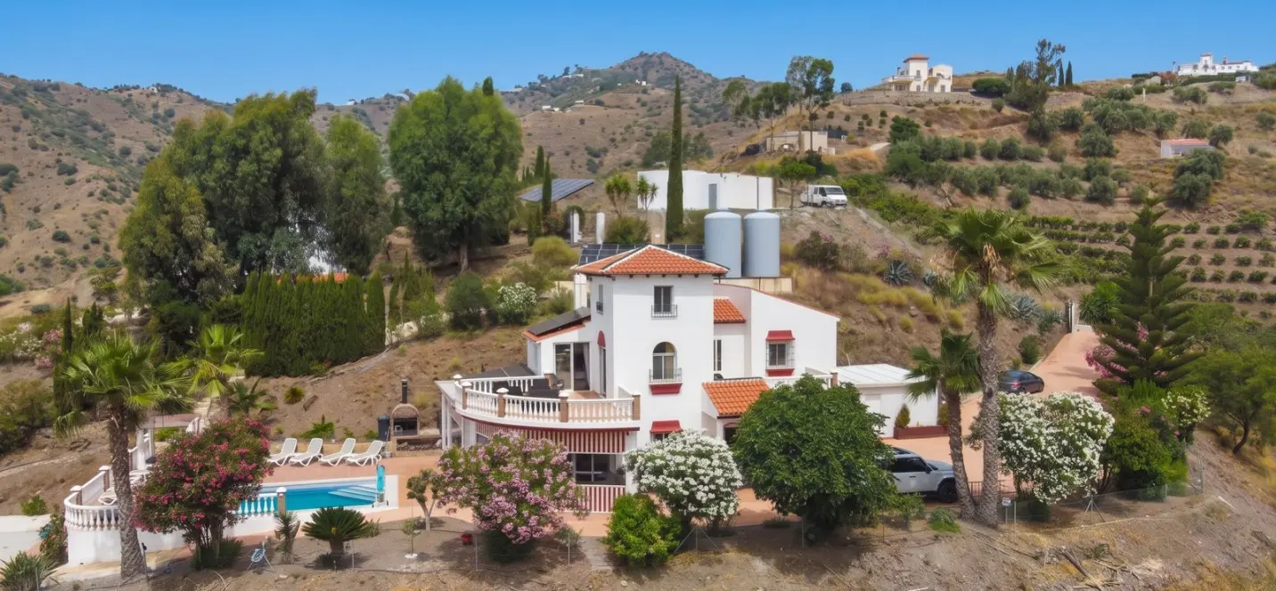 Sale of detached villa in Sayalonga 3