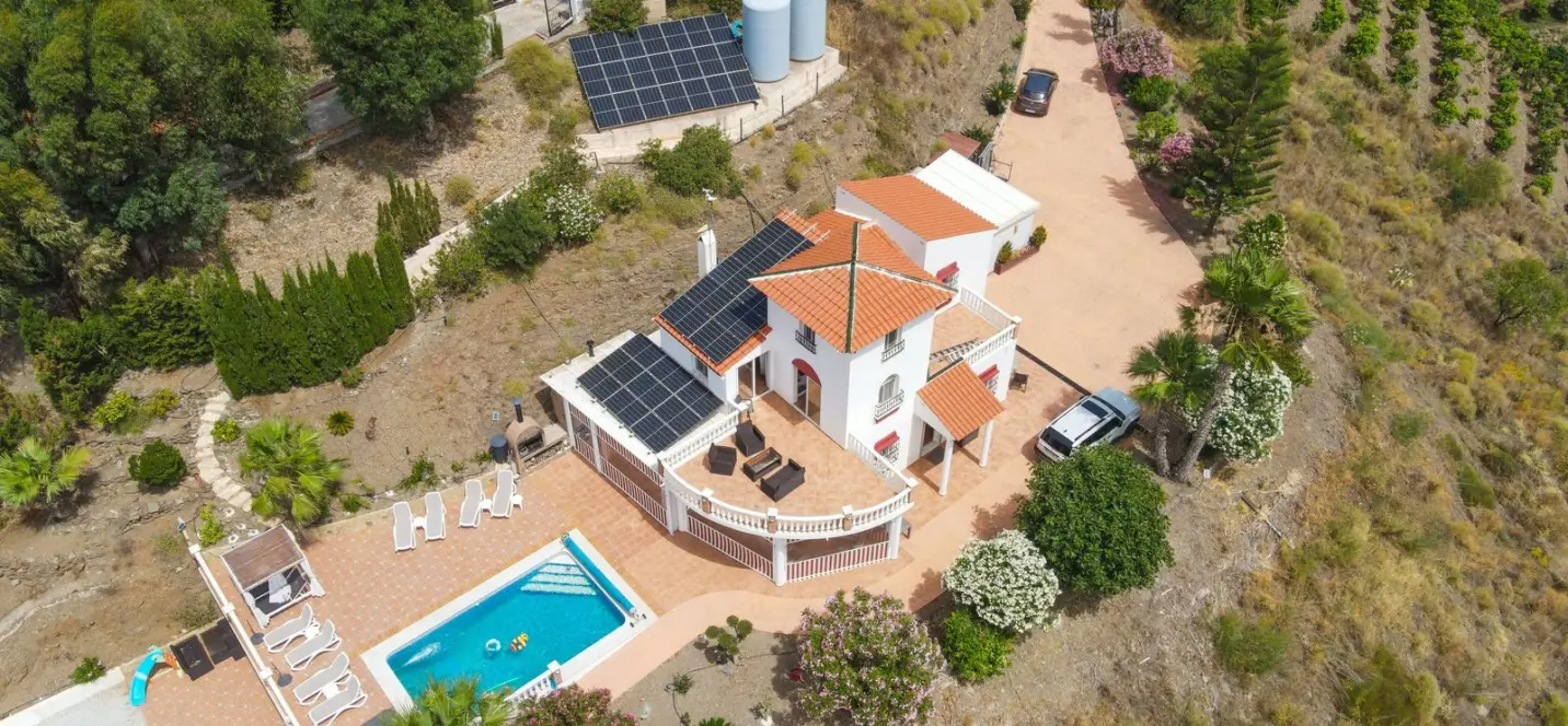 Sale of detached villa in Sayalonga 4