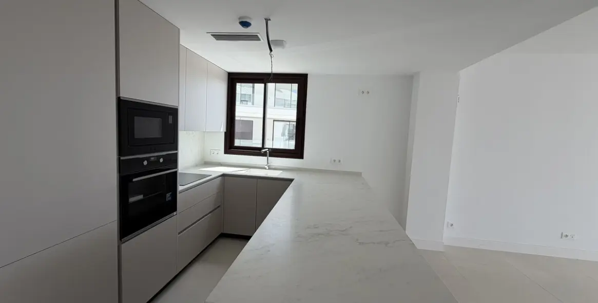 Sale of middle floor apartment in Fuengirola 11