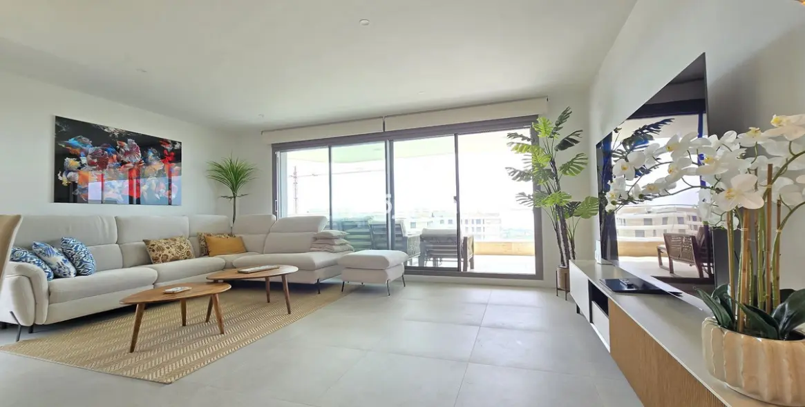 Sale of middle floor apartment in Selwo 25