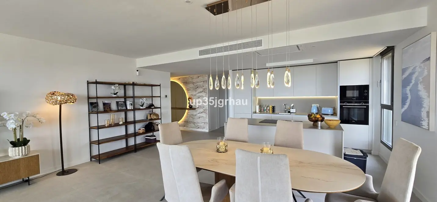 Venta de apartamento en planta media en Selwo 4