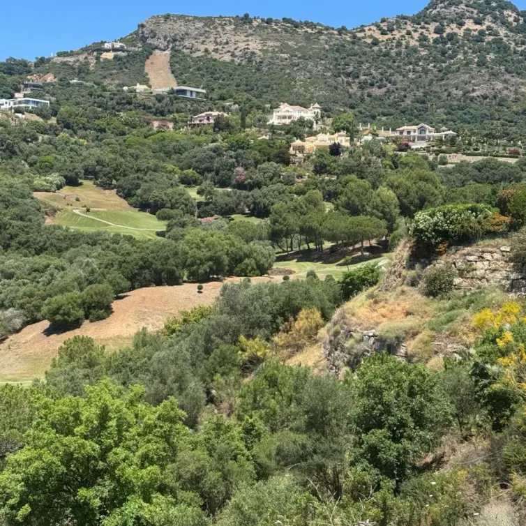 Sale of residential plot in Benahavís