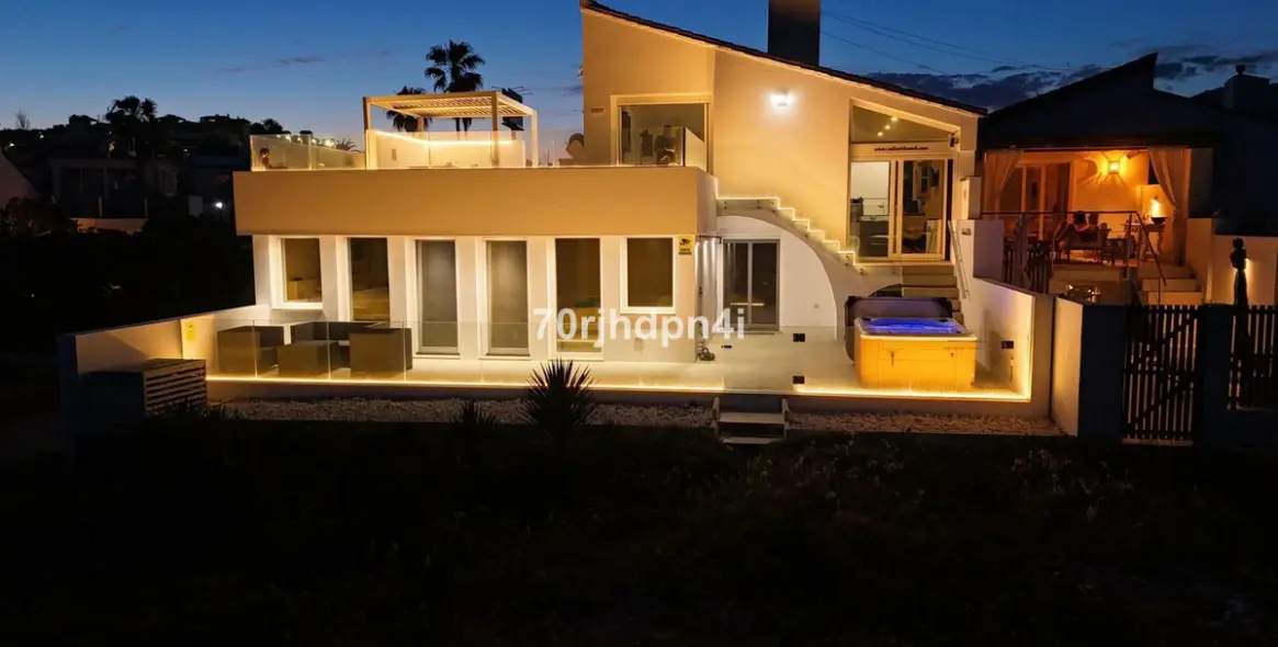 Venta de villa independiente en Estepona 1