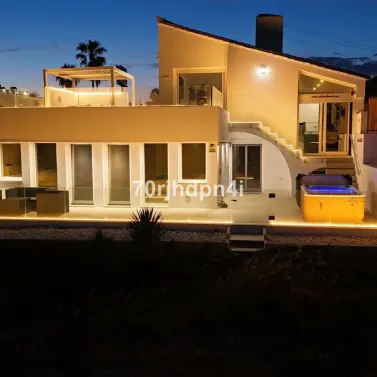 Venta de villa independiente en Estepona