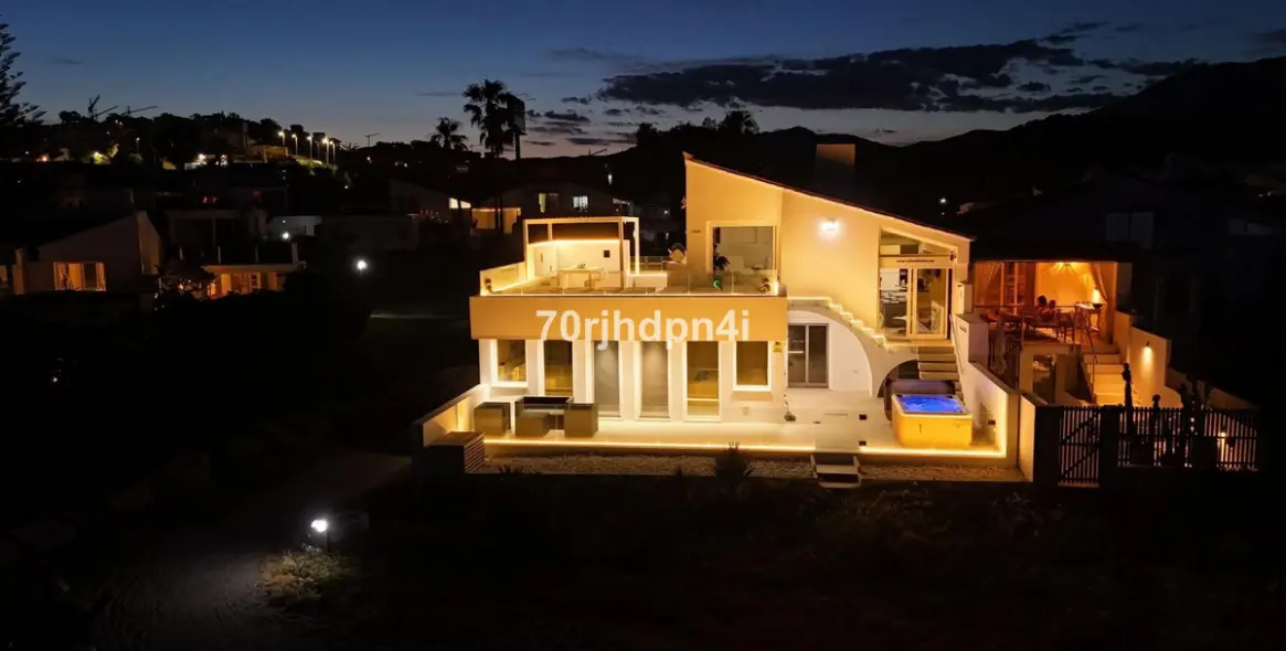 Venta de villa independiente en Estepona 2