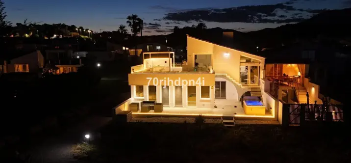 Venta de villa independiente en Estepona 1