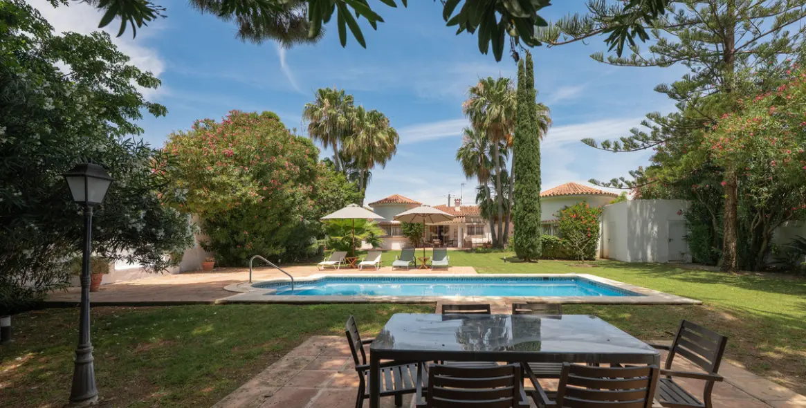 Venta de villa independiente en San Pedro de Alcántara 33