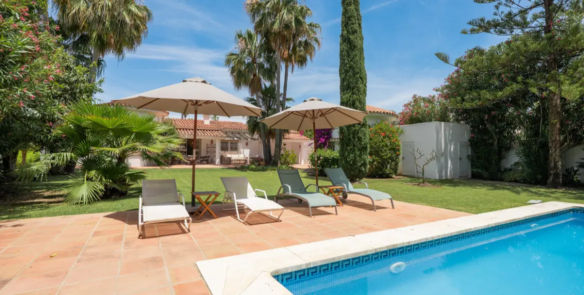 Venta de villa independiente en San Pedro de Alcántara 35