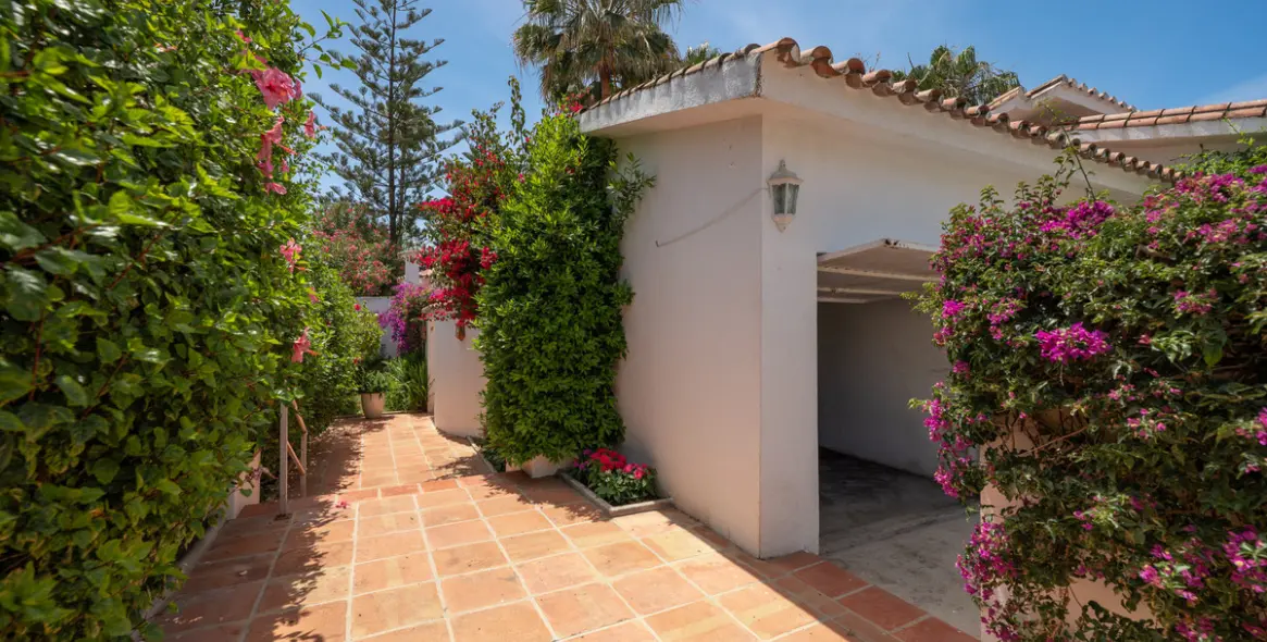Venta de villa independiente en San Pedro de Alcántara 36