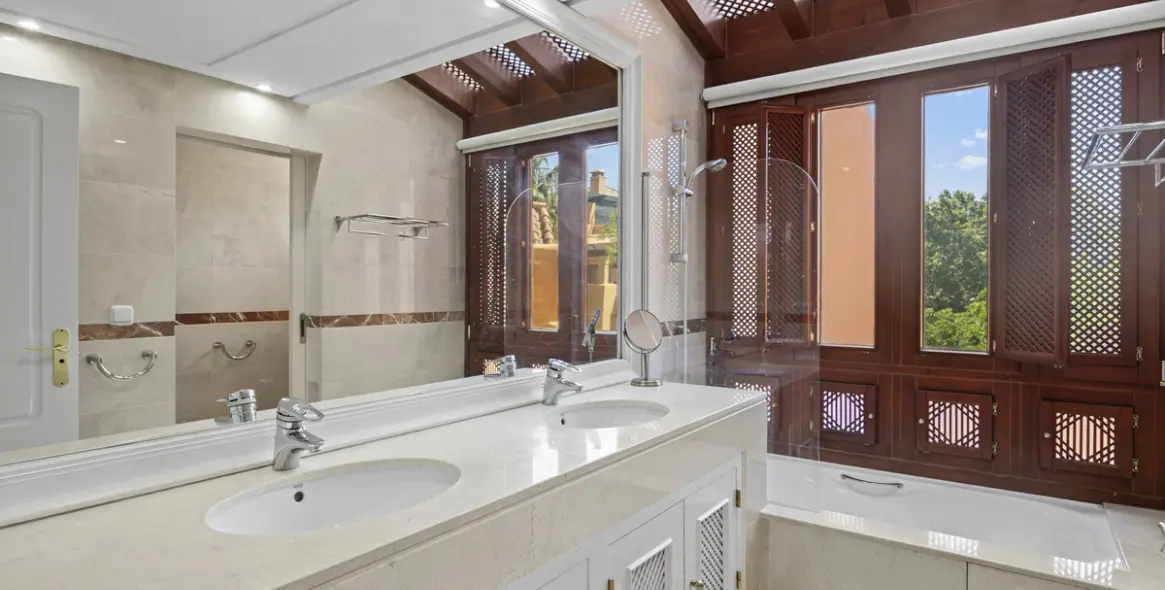 Venta de ático dúplex en San Pedro de Alcántara 16