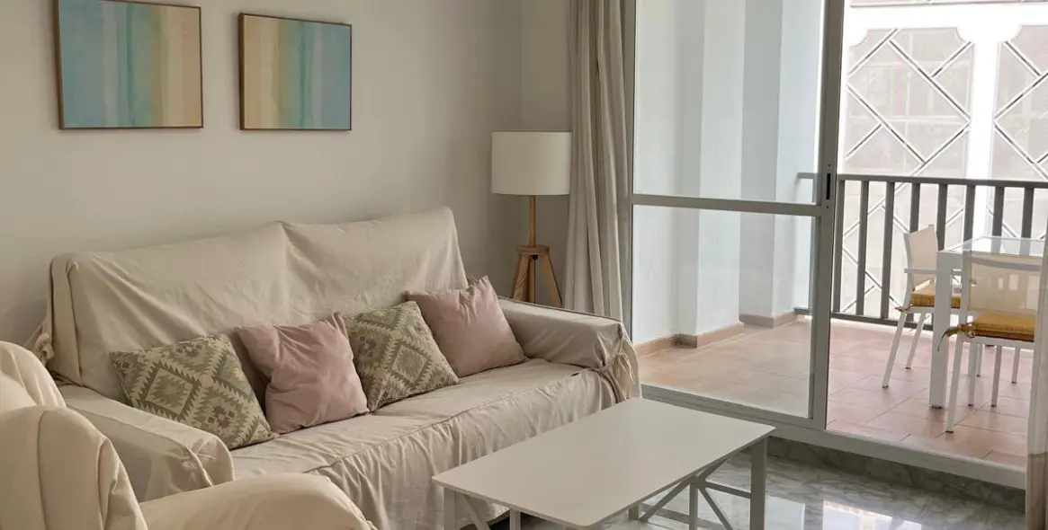 Alquiler a corto plazo de apartamento en planta media en Puerto Banús 2