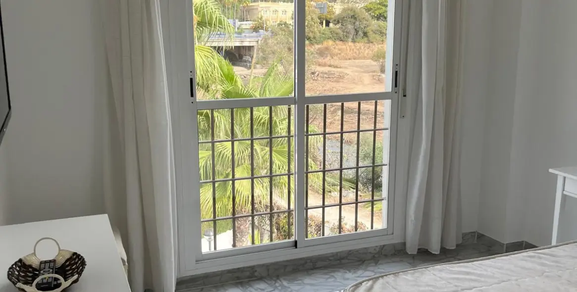 Alquiler a corto plazo de apartamento en planta media en Puerto Banús 11