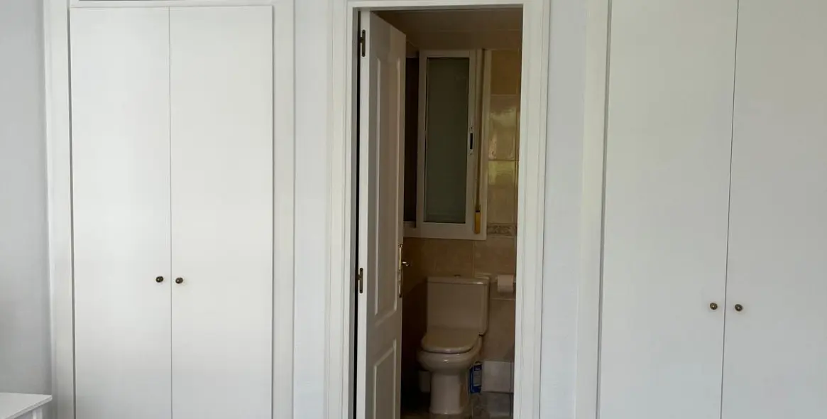 Alquiler a corto plazo de apartamento en planta media en Puerto Banús 12
