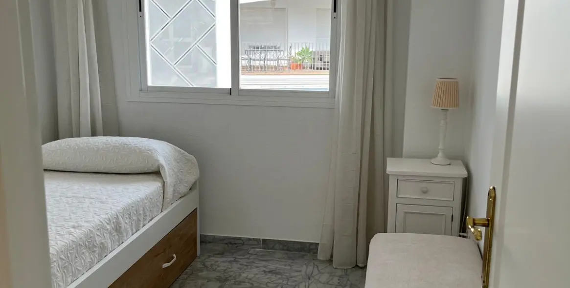 Alquiler a corto plazo de apartamento en planta media en Puerto Banús 13