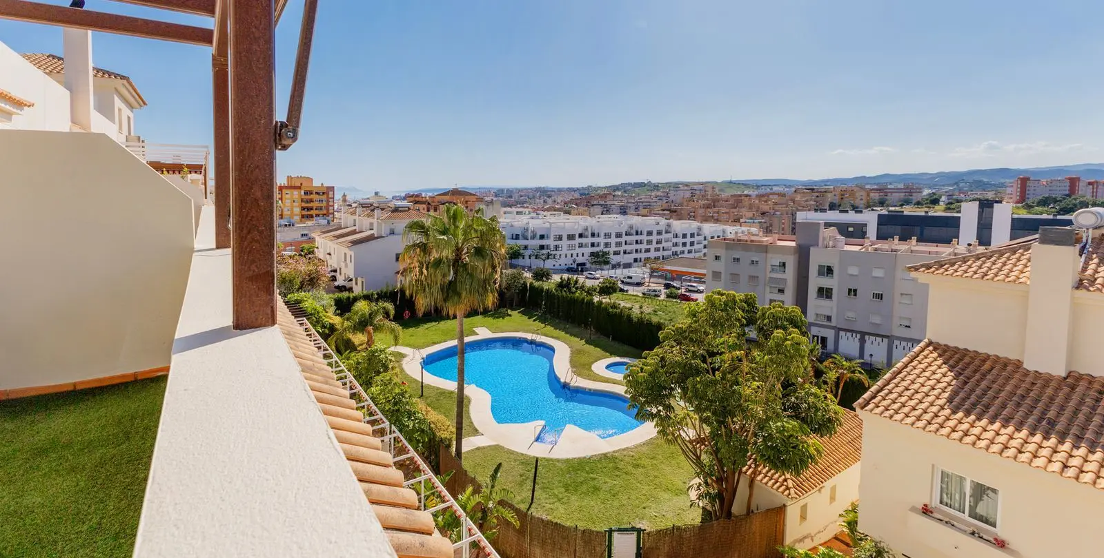 Продажа двухуровневого пентхауса в Estepona 1