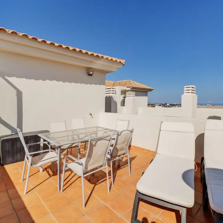 Venta de ático dúplex en Estepona