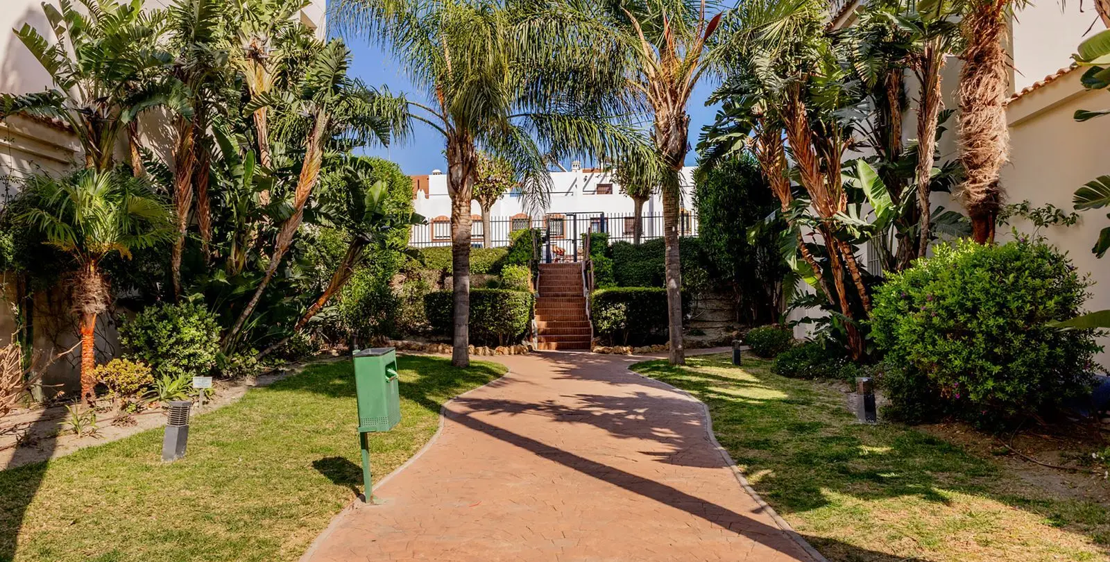 Продажа двухуровневого пентхауса в Estepona 15
