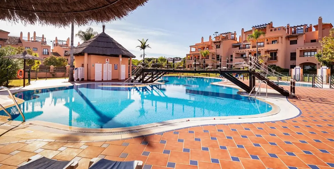 Venta de apartamento en planta media en Hacienda del Sol 1