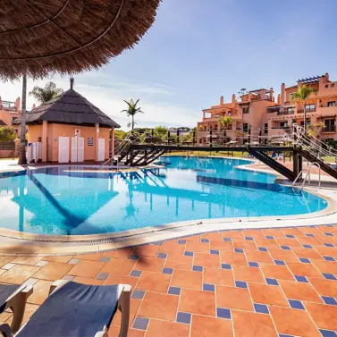Продажа апартаментов на среднем этаже в Hacienda del Sol
