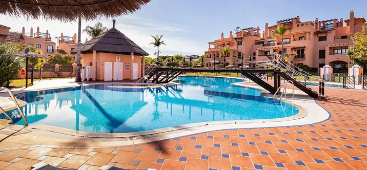 Venta de apartamento en planta media en Hacienda del Sol 0