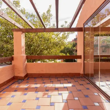 Продажа апартаментов на среднем этаже в Hacienda del Sol