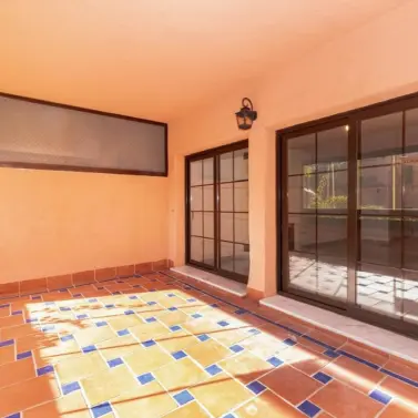 Продажа апартаментов на среднем этаже в Hacienda del Sol