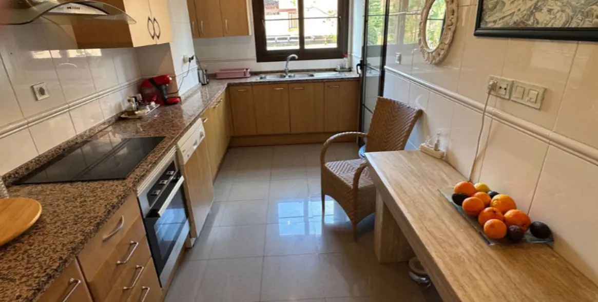 Venta de apartamento en planta media en Hacienda del Sol 5