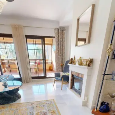 Продажа апартаментов на среднем этаже в Hacienda del Sol