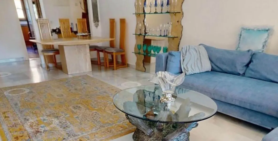 Venta de apartamento en planta media en Hacienda del Sol 7