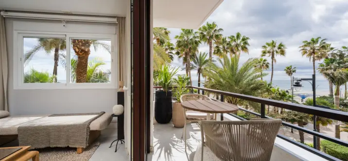 Venta de apartamento en planta media en Estepona 1