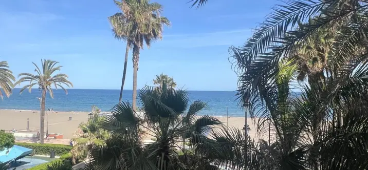 Venta de apartamento en planta media en Estepona 2