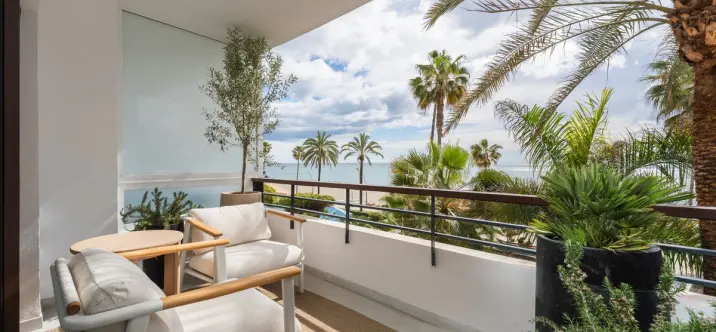 Venta de apartamento en planta media en Estepona 3