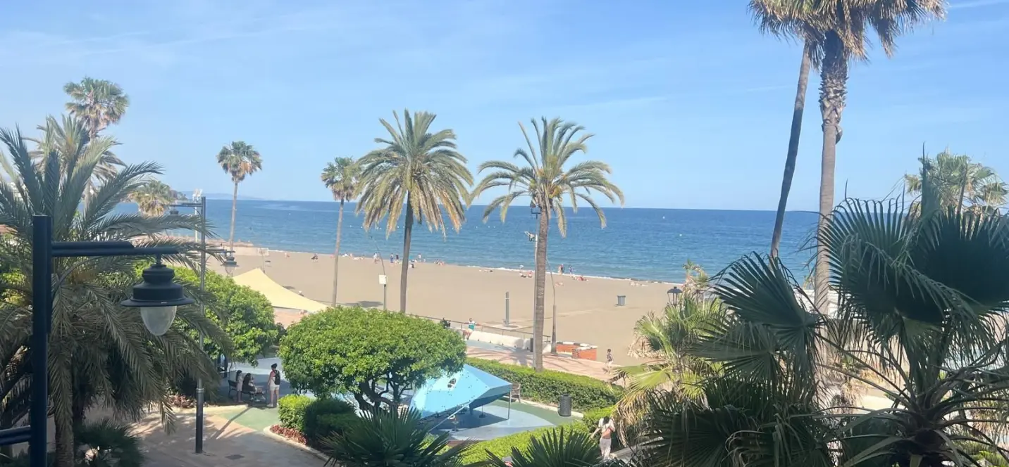 Venta de apartamento en planta media en Estepona 0