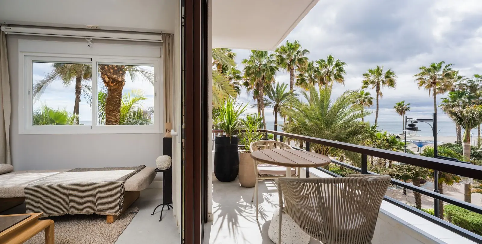 Sale of middle floor apartment in Estepona 2