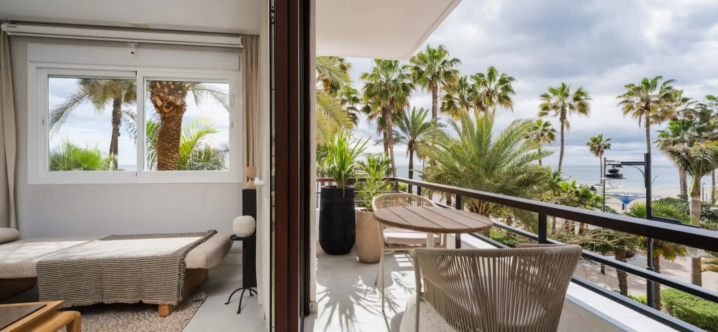 Venta de apartamento en planta media en Estepona 1