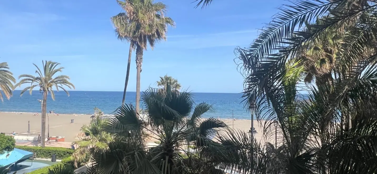 Venta de apartamento en planta media en Estepona 2