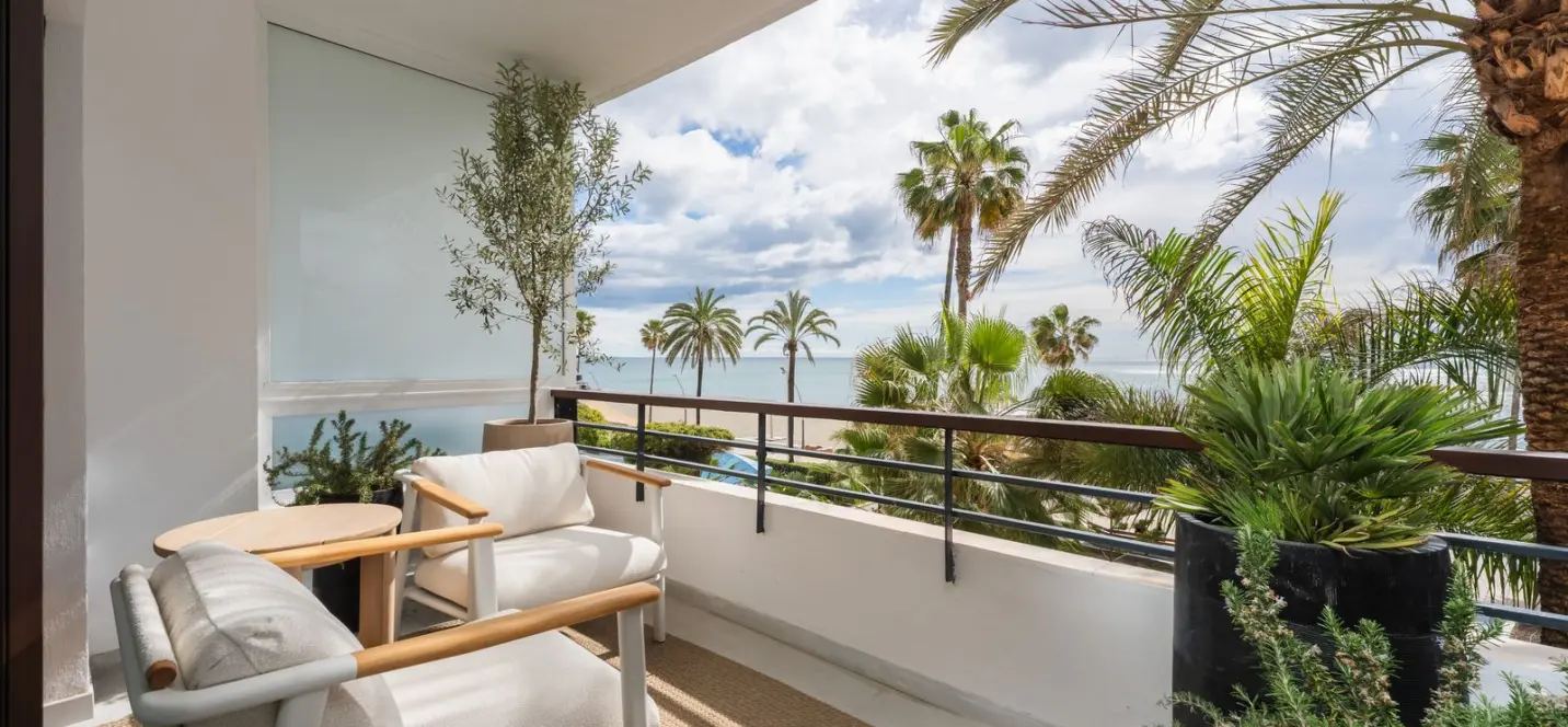 Venta de apartamento en planta media en Estepona 3
