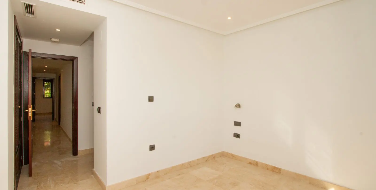 Sale of ground floor apartment in La Mairena 12