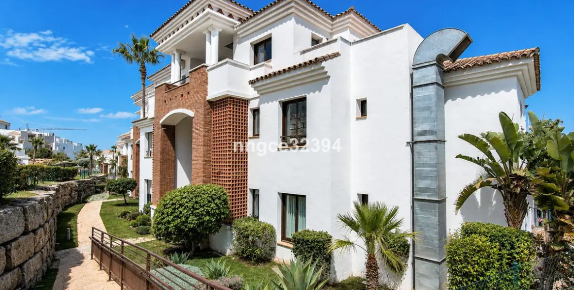 Sale of middle floor apartment in Casares 18