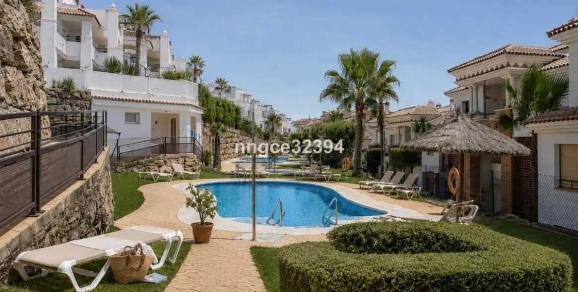 Sale of middle floor apartment in Casares 19