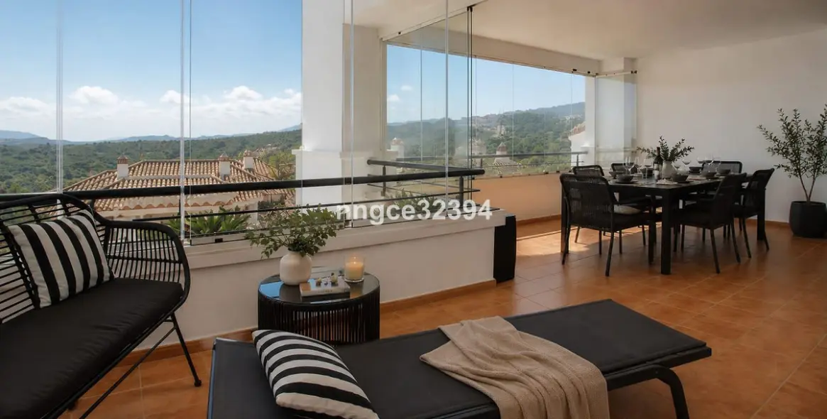 Sale of middle floor apartment in Casares 20