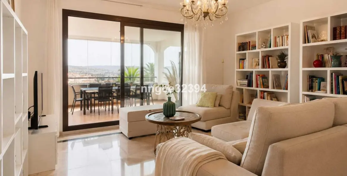 Sale of middle floor apartment in Casares 25