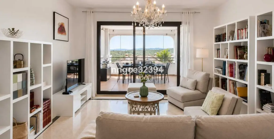 Sale of middle floor apartment in Casares 26