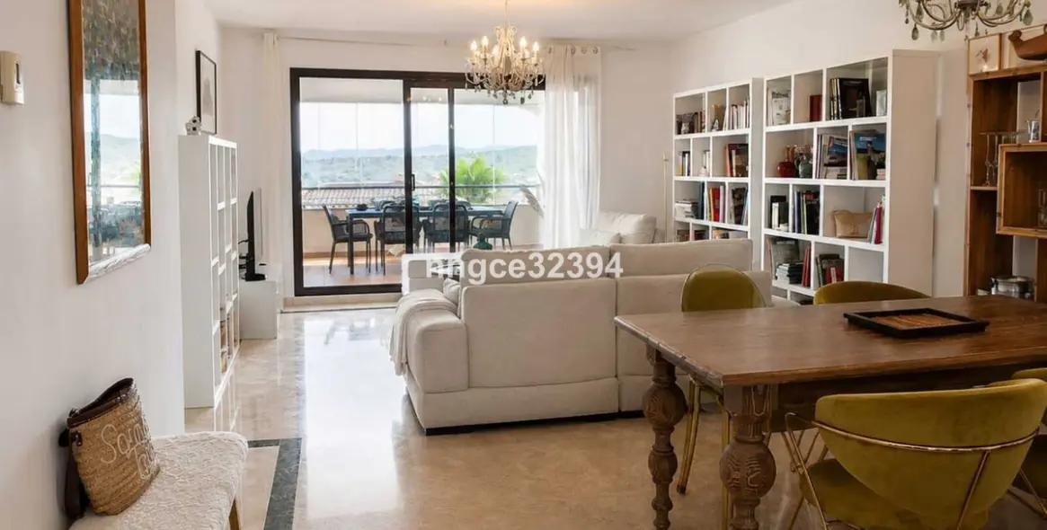 Sale of middle floor apartment in Casares 32