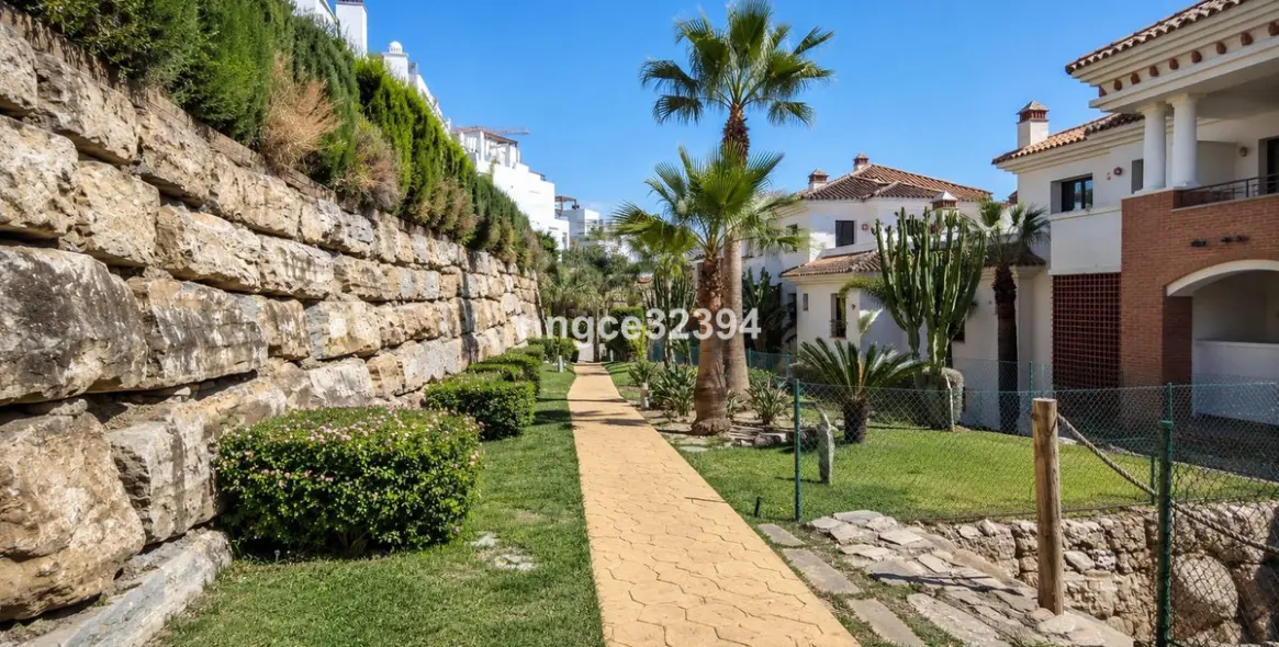 Sale of middle floor apartment in Casares 42