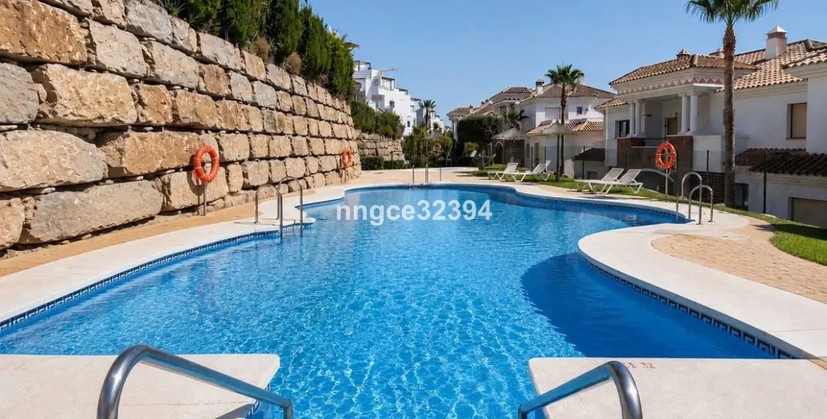 Sale of middle floor apartment in Casares 43