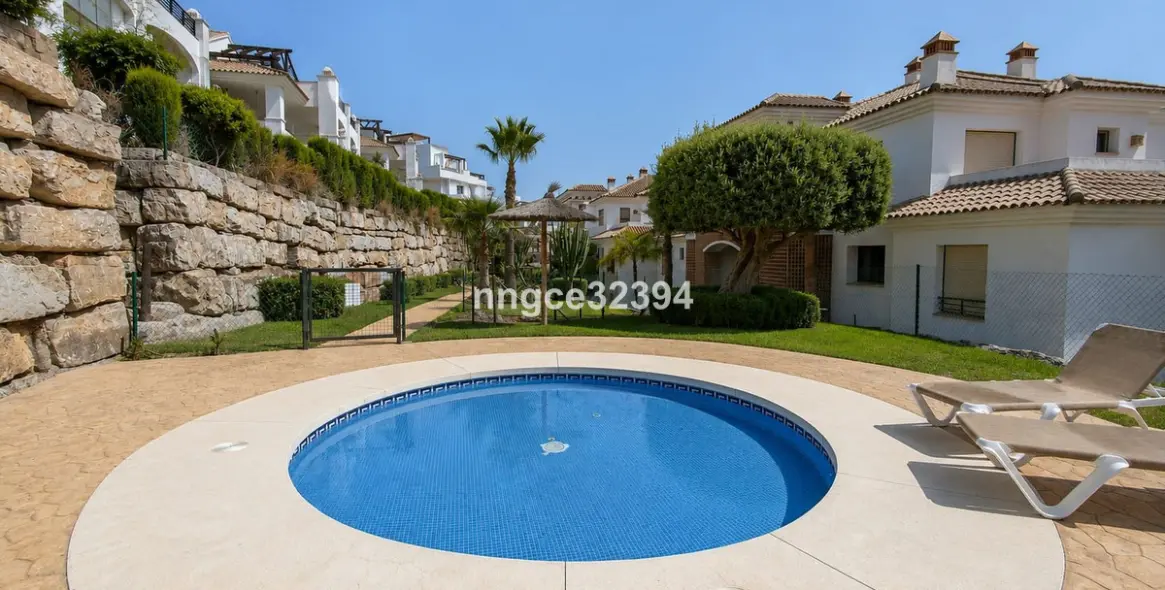 Sale of middle floor apartment in Casares 44