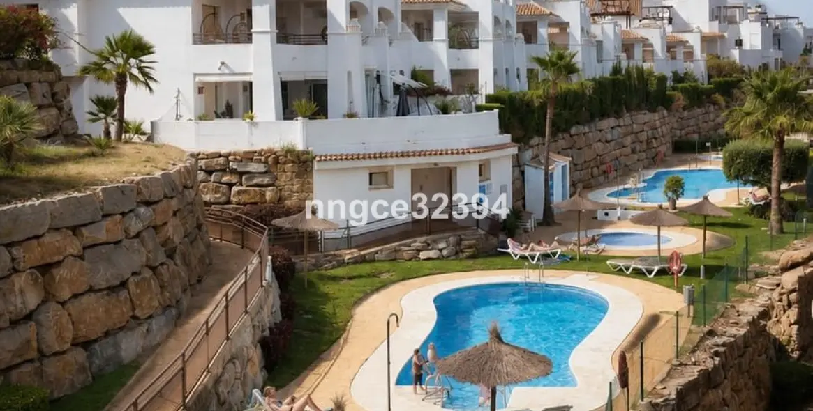 Sale of middle floor apartment in Casares 45