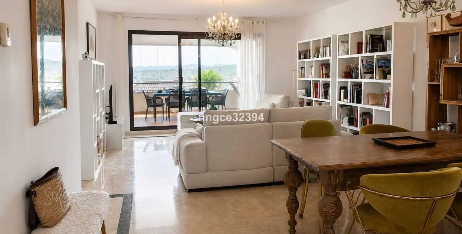 Sale of middle floor apartment in Casares 33