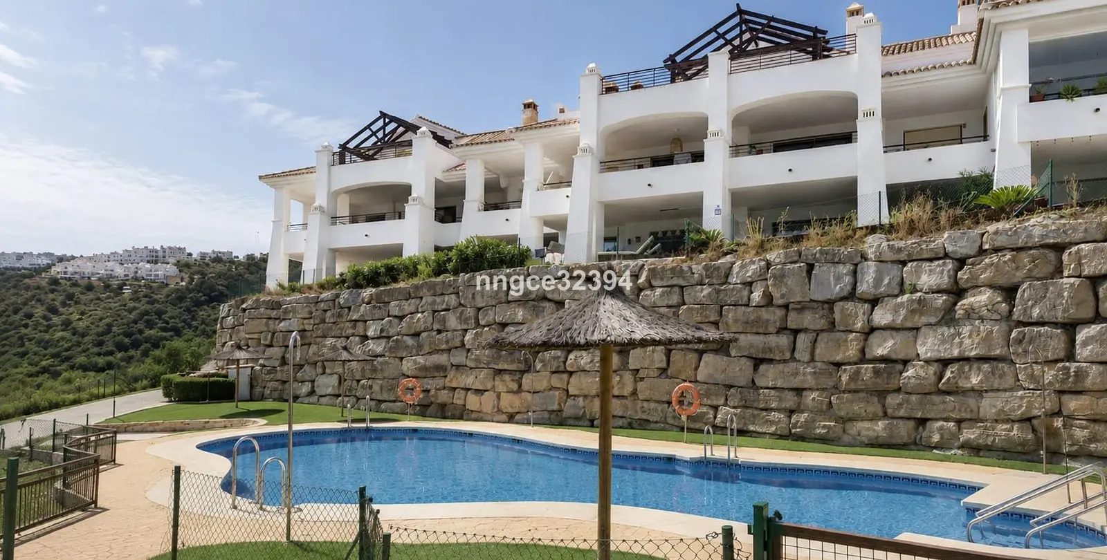 Sale of middle floor apartment in Casares 42